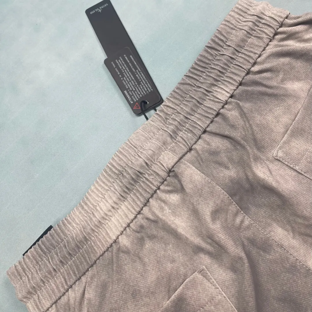 🅿️280 🔘Model number-BS701 🔘Stone Island𝐒𝐓𝐎𝐍𝐄 𝐈𝐒𝐋𝐀𝐍𝐃 25SS multi-pocket functional workwear shorts* The craftsmanship is particularly exquisite, and the original double-washing process not only makes the fabric texture more outstanding, but also adds a retro charm. The double tag design highlights the high-end and sophistication of the brand. In terms of design, these shorts are in the trendy workwear style. The drawstring design at the waist makes it easy to adjust the tightness and makes it comfortable to wear. Multiple three-dimensional large pockets are practical and stylish. The zippers on the pockets are full of details, which can be opened smoothly and prevent items from falling. The iconic compass logo, with its eye-catching and unique yellow-green color scheme, immediately raises the bar and makes it highly recognizable. The color choices are also very rich, the classic black is versatile and slimming; and the personalized gray is full of modernity. The matching suggestions are as follows: Casual street style: Pair the upper body with a simple white T-shirt, and then pair it with a pair of black and white sports shoes, such as Nike's Air Force 1, which is simple and fashionable, and has a high rate of turning heads when out on the street. Outdoor functional style: wear a black quick-drying short-sleeved shirt inside, and a windproof jacket outside, such as a jacket from the North. Paired with these shorts and a pair of outdoor hiking shoes, it is very suitable for outdoor adventures and hiking. Sports and energetic style: Wear a loose sports vest on top, pair it with shorts and a pair of sports running shoes, go to the gym or play basketball, you will be full of energy and can move freely.  Size: M L XL XXL Color: Black Gray